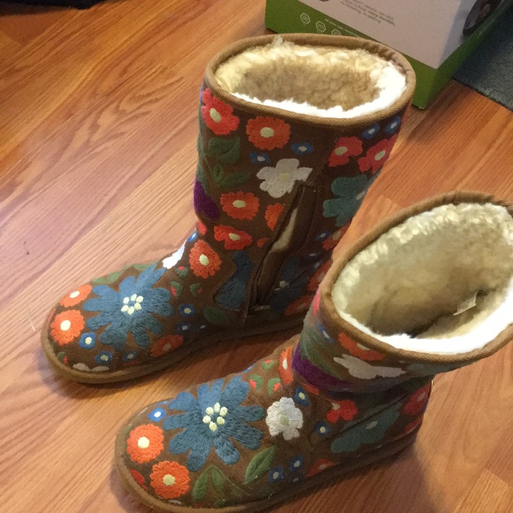 RARE embroidered UGGs 10